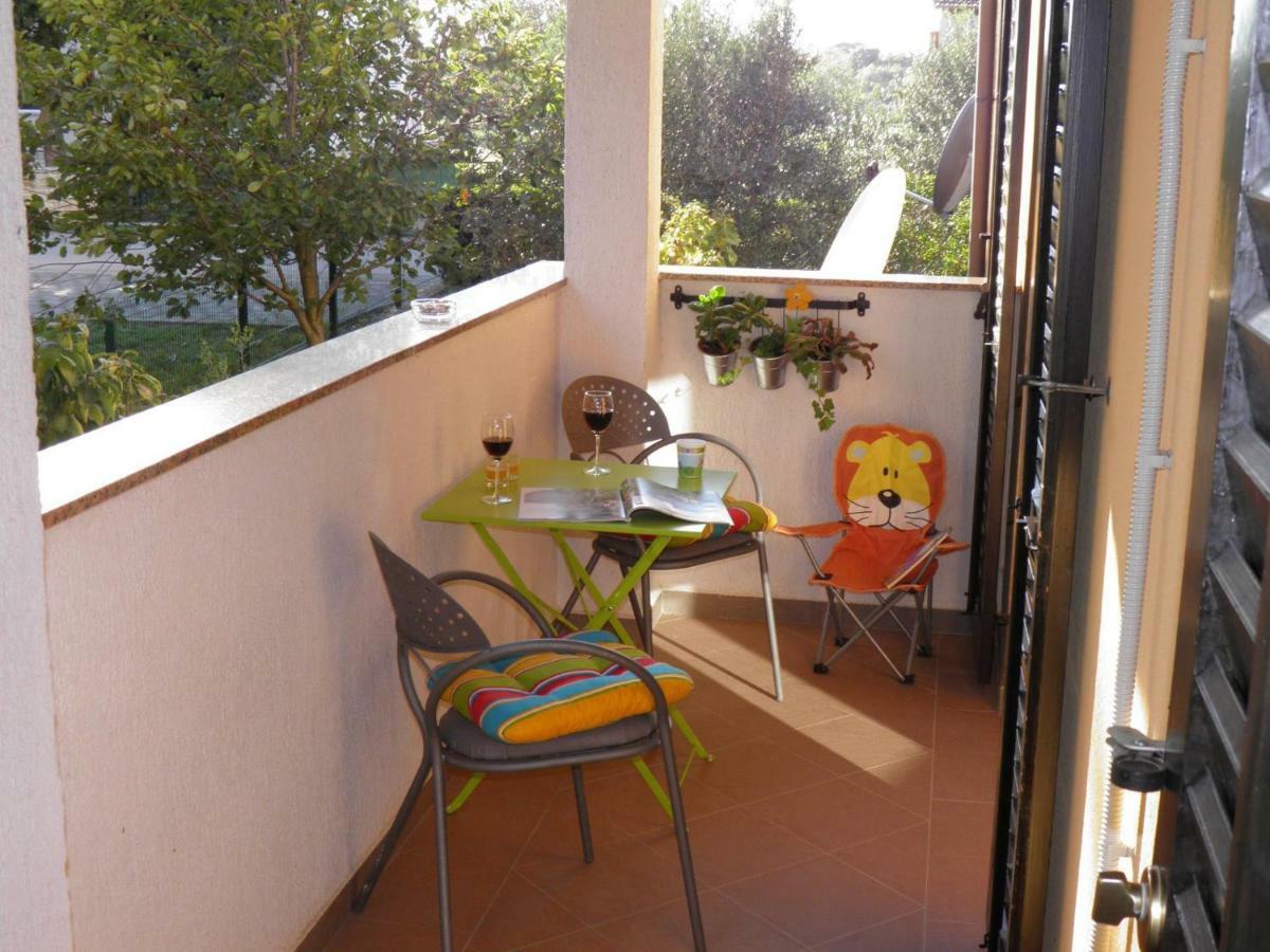Apartment Suzy With Private Parking Фажана Екстер'єр фото