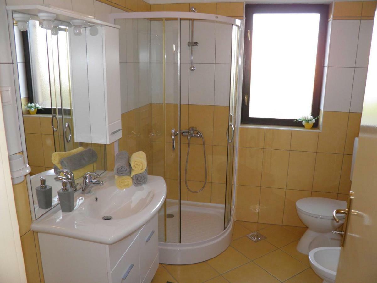 Apartment Suzy With Private Parking Фажана Екстер'єр фото
